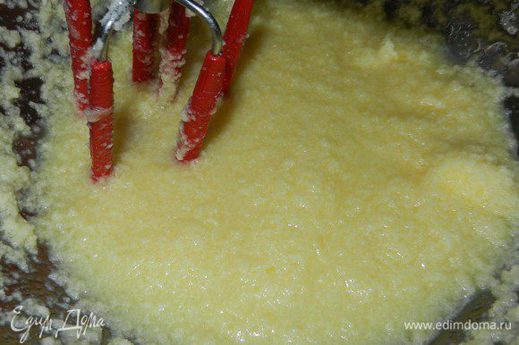 Сахар и масло 1/2 ст. (125 мл) взбить миксером. Яйца добавлять по-одному, взбивая. Влить половину апельсиновой эссенции - 2 ч.л., взбить снова.
