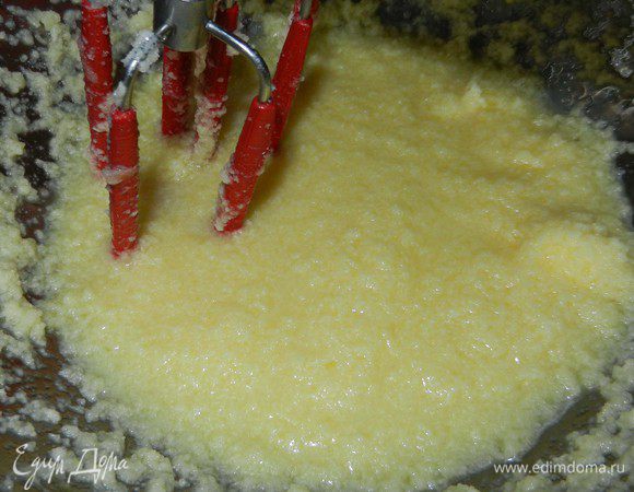 Сахар и масло 1/2 ст. (125 мл) взбить миксером. Яйца добавлять по-одному, взбивая. Влить половину апельсиновой эссенции - 2 ч.л., взбить снова.