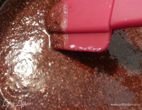 Нагреть, помешивая, соединенные кефир с шоколадом, на среднем огне, пока шоколад не растает. Смесь будет выглядит свернувшейся, так и должно быть. Снять с огня. Дать постоять 5 минут.