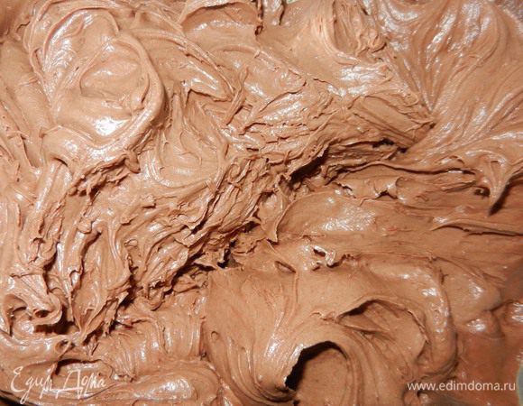 Шоколадно-апельсиновый крем: Сначала перемешать, а потом взбить вместе - мягкое масло - 60 мл (1/4 ст.), сахарную пудру, крем- сыр Филадельфия, просеянное какао и 2 ч.л. апельсиновой эссенции. Получается почти 3 ст. крема. Выложить один корж на сервировочную тарелку, смазать кремом и сверху выложить 2 корж и тоже обильно смазать кремом. (Не знаю, как получится у вас, но у меня коржи получились с холмиками, поэтому эти верхушки я срезала перед тем, как наносила крем). Крем нанести и по сторонам, склеивая 2 коржа со всех сторон. 