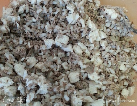 Делаем часть начинки. Отвариваем куриную грудку (бульон оставляем, он нам еще понадобится), нарезаем мелким кубиком. Куриную печень также отвариваем, в идеале ее надо перекрутить на мясорубке с крупной решеткой, но я просто тру на крупной терке. 100 г круглозерого риса (4 ст.ложки), отвариваем до полуготовности в части куриного бульона - получаем 250 г отварного риса. Убираем начинку и оставшийся бульон в холодильник.