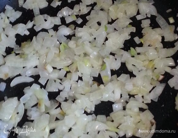 Лук мелко режем и обжариваем на небольшом количестве масла. Добавляем 150 мл куриного бульона и прогреваем.