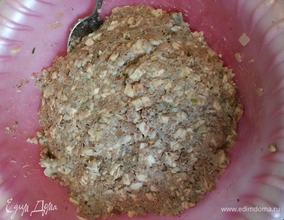 К мясу, рису и печени добавляем яйца, лук с бульоном, соль, зелень укропа и петрушки (я использовала сушеные), хорошо перемешиваем. Мне каждый раз кажется: "Начинки в этот раз точно много, а теста мало". Но еще ни разу не осталось лишней начинки.