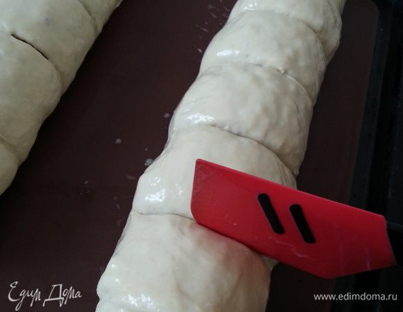 Смазываем поверхность рулетов желтком. С помощью силиконового скребка или лопатки (можно и тупой стороной ножа) делим рулет на порции, шириной 4-5 см. не дорезая до конца, просто хорошо придавливая.  Ставим в заранее разогретую до 180 С духовку на 30 минут, потом температуру увеличиваем до 225 С для того, чтобы корочка подрумянилась, также можно воспользоваться функцией "Гриль", если есть.