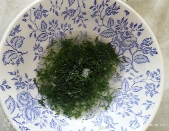 Пока рулеты пекутся, разогреваем 50 мл. бульона, пропускаем через пресс 2 зубчика чеснока, мелко режем свежий укроп, все это смешиваем.