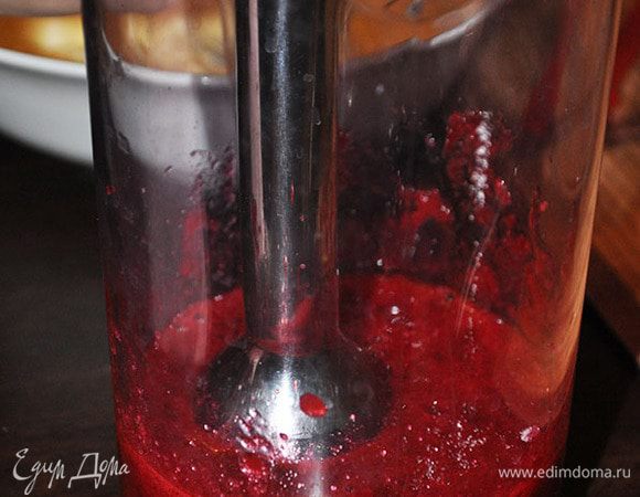 Приготовить соус: бруснику взбить с сахаром погружным блендером. Вылить с маленькую кастрюльку, добавить крахмал, хорошо размешать. Поставить а медленный огонь и прогревать до загустения. Закипеть не должно. Остудить.