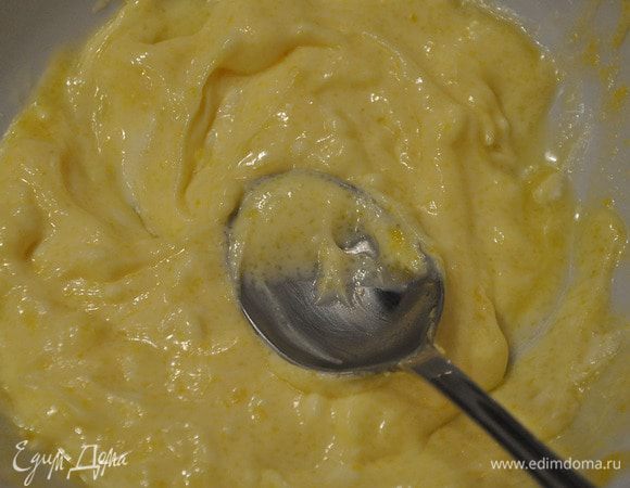 Приготовить крем: разделить желтки от делков. Желтки растереть с сахаром. Добавить сыр и аккуратно перемешать.