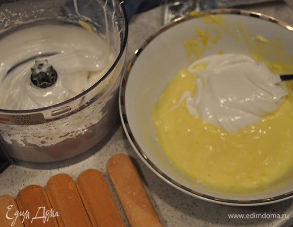 Белки взбить с щепоткой соли до увеличения массы в 3-4 раза. Потихоньку добавлять пудру и взбивать до состояния пиков. Вмешать эту массу к сырной, очень аккуратно, чтоб не нарушить воздушную текстуру.