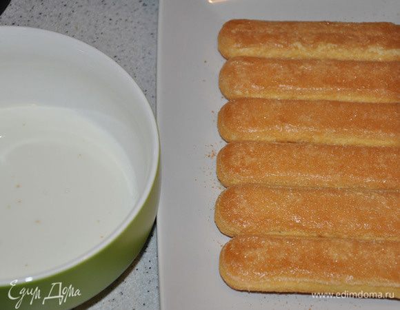 Палочки окунать одной стороной в сливки и выкладывать на блюдо. Сверху выкладывать крем и поливать соусом. И так каждый слой.