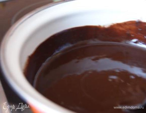 Готовим тесто для брауни.
В катрюльке смешать сливочное, оливковое масло и какао. Поставить на средний огонь, помешивать до полного растворения сливочного масла. Снять с плиты.