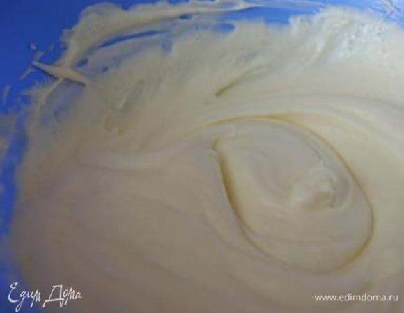 Взбить белки с сахаром (30 г), добавить в крем. Тщательно перемешать.
