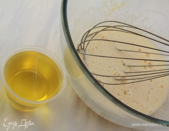 К яичной смеси добавить масло.