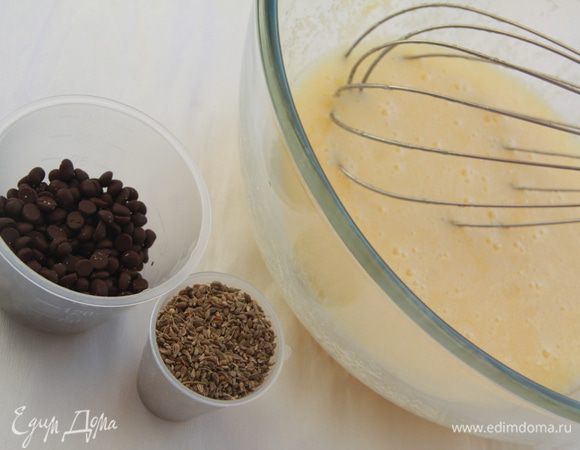 Добавить семена аниса и шоколадные капли.