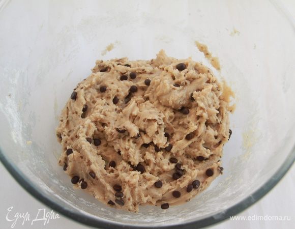 Добавить муку. Получится мягкое, некрутое тесто.