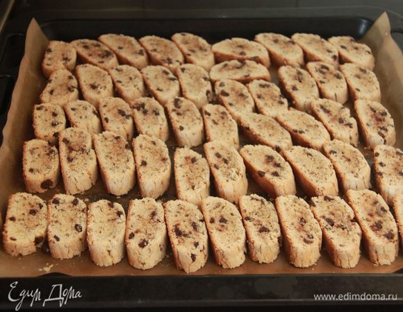 Нарезать каждый рулон наискосок на неширокие полоски-печенье.