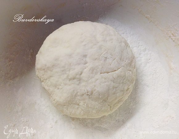 Готовим тесто. В глубокую миску просеиваем муку, добавляем воду, соль, водку и замешиваем эластичное тесто. Муки может понадобиться чуть больше или чуть меньше воды по консистенции — тесто должно отходить от рук, но не должно быть крутым. Накрываем миску с тестом полотенцем и даем постоять минут 30.
