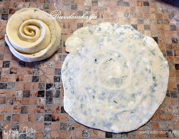 Слегка прижимаем лепешки руками, затем аккуратно раскатываем их скалкой довольно тонко, чтобы не порвались края.