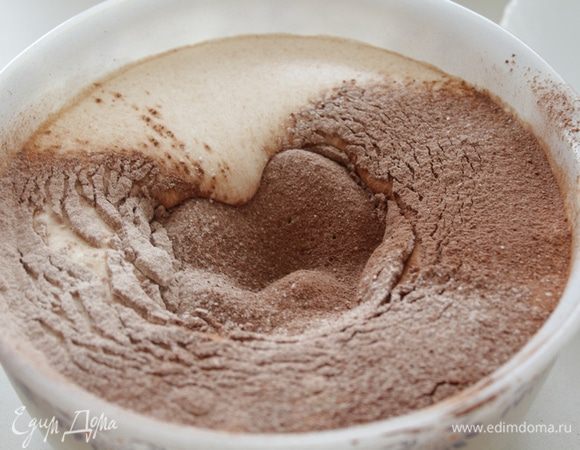  Муку смешать с какао и просеять, 