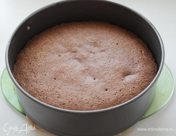 Достать бисквит, вынуть из формы и дать остыть, 