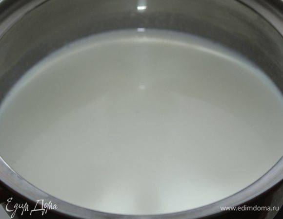 Для крема: Насыпьте в кастрюлю сахар, ванильный сахар, налейте молоко. Поставьте на огонь, помешайте, чтобы сахар растворился.