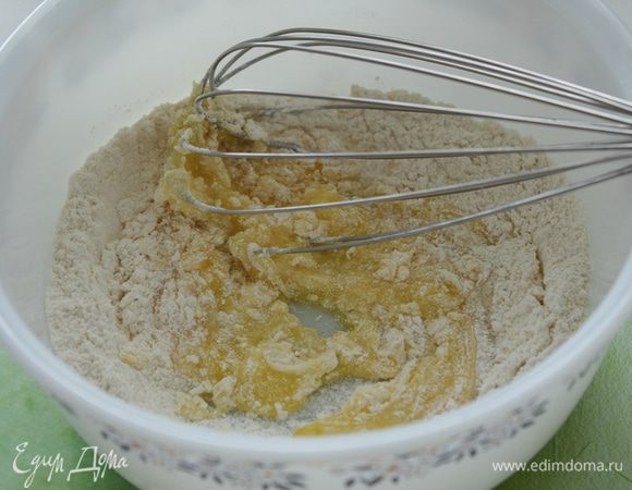 В большой миске смешайте желтки с мукой и пудрой. 