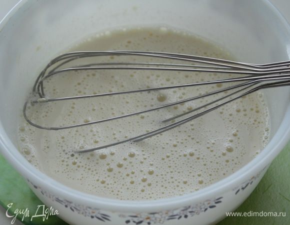 Как только молоко начало кипеть вылейте  в желтки.