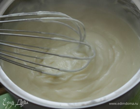 Масса слегка загустеет. Перелейте все обратно в кастрюлю и поставьте на огонь. Энергично мешайте и следите, чтобы смесь не закипела. Когда крем загустеет, снимите с огня. Остудите.