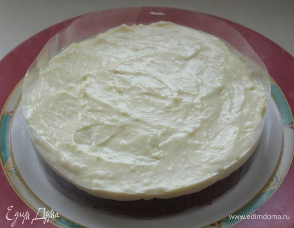 Бисквит можно пропитать (я не пропитывала), выложить крем, сделав бортики.