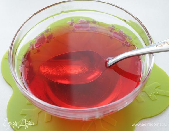 Готовим желе, как указано на упаковке. Снимаем с огня и оставляем его буквально минут на 5, что бы оно не застыло.
