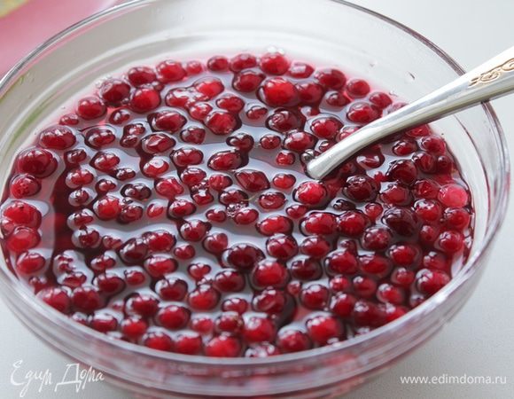 Выливаем наше желе в ягоды, которые уже смешаны с сахаром.