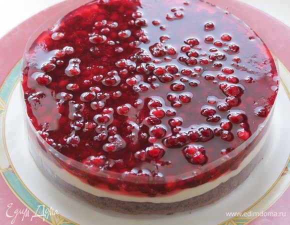 Выкладываем поверх крема, выравниваем, все надо делать быстро, т.к. желе быстро схватывается. 