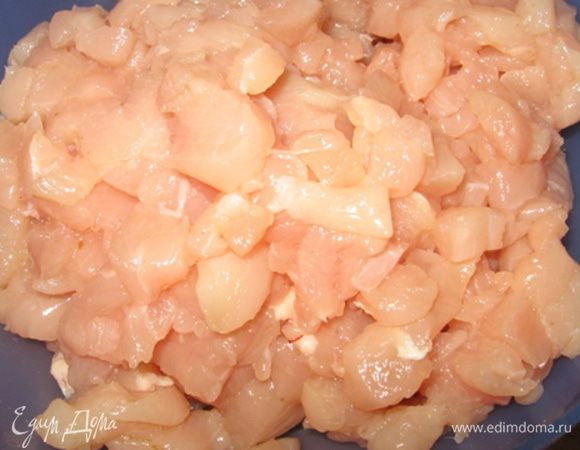 Самое трудоемкое - нарезать куриную грудку кубиками. Для удобства я ее подморозила (пальцы мерзнут, но резать в 100 раз удобнее)