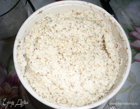 Для начинки фундук обжариваем на сковороде и измельчаем.