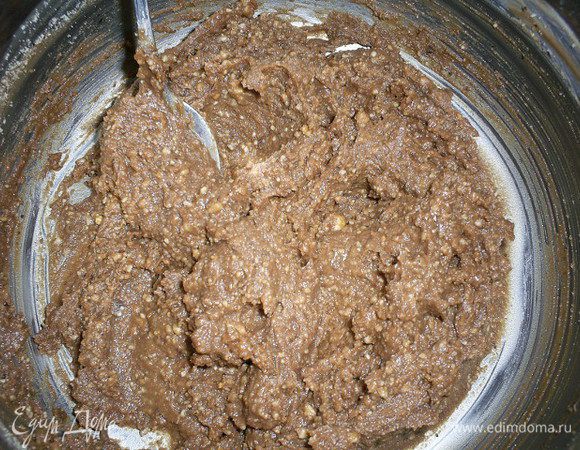 Шоколад растопить с маслом и сливками на медленном огне и смешать с измельченным фундуком. 
У меня была очень жирная и некислая домашняя сметана. И вместо сливок и масла я взяла 100 граммов сметаны. И по поводу шоколада, если вы возьмете горький черный шоколад, то дополнительно к начинке может понадобиться добавить 1-2 столовых ложки сахарной пудры. У меня был молочный шоколад и сладости мне хватило и без сахарной пудры. Начинку также отправляем в холодильник. Ее надо будет достать из холодильника минут за 20-30 до работы с ней.