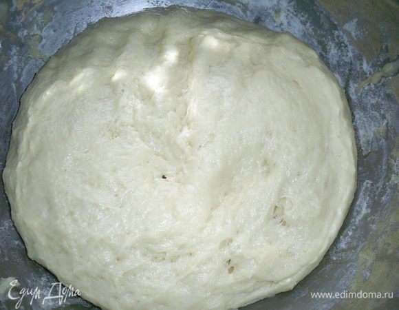 Тесто следует достать из холодильника за час до разделки, чтоб оно успело акклиматизироваться. 