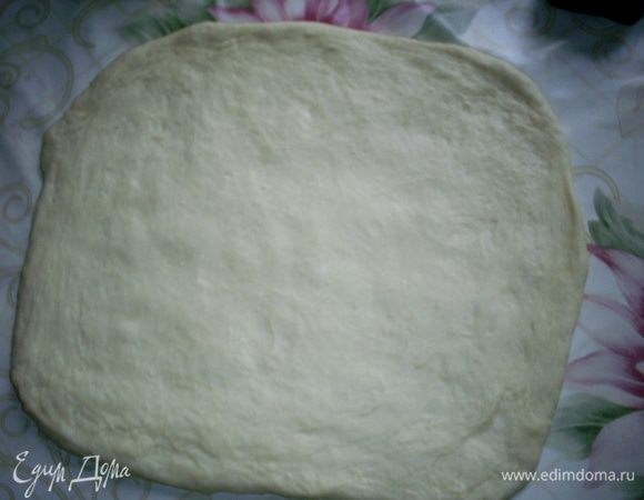 Тесто раскатываем в прямоугольный пласт толщиной около 0,5 см.