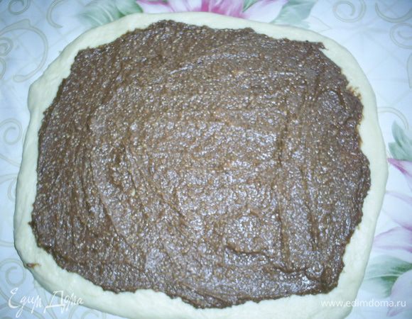 Не доходя по 1,5 см до краев, распределяем по тесту начинку.