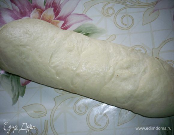 Скручиваем тесто в тугой рулет по большей стороне прямоугольника. Залепить края рулета.
