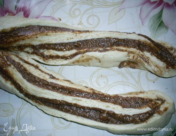 Не доходя 2 см до края рулета, разрезаем его вдоль на две части острым ножом. 