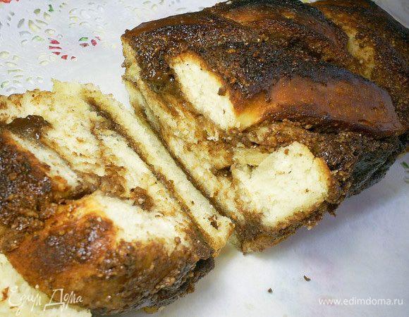  Духовку разогреваем до 220 градусов. Ставим форму с рулетом в духовку и брызгаем из пульверизатора на дно и стенки духовки. Старайтесь не попадать на нагревательные элементы!!! Через 10 минут температуру снизить до 180 градусов и довести кранч до готовности. Если будет сильно румяниться - прикрыть влажной бумагой для выпечки. В общей сложности мой кранч провел в духовке примерно 40 минут.