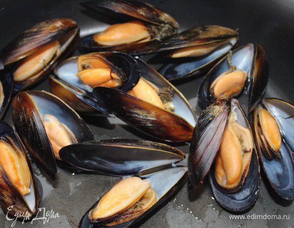 Мидии сварить в течение 3 минут. Нераскрывшиеся раковины выкинуть. Если нет мидий в раковинах, то вполне можно взять готовое мясо мидий.