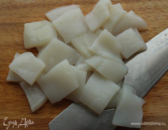 Кальмар очистить от пленок и нарезать небольшими кубиками 1,5/1,5 см