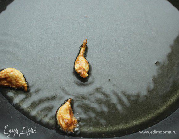 Раскалить оливковое масло и обжарить дольки раздавленного чеснока. Чеснок убрать.