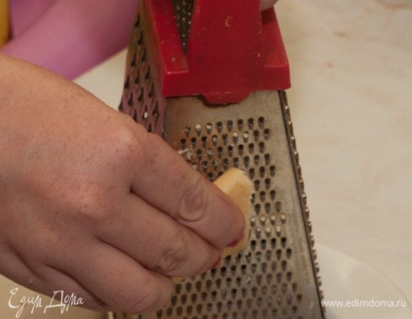 Натереть на крупной терке сыр.