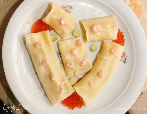 Выложить готовые макароны в виде сердца, и украсить икрой.