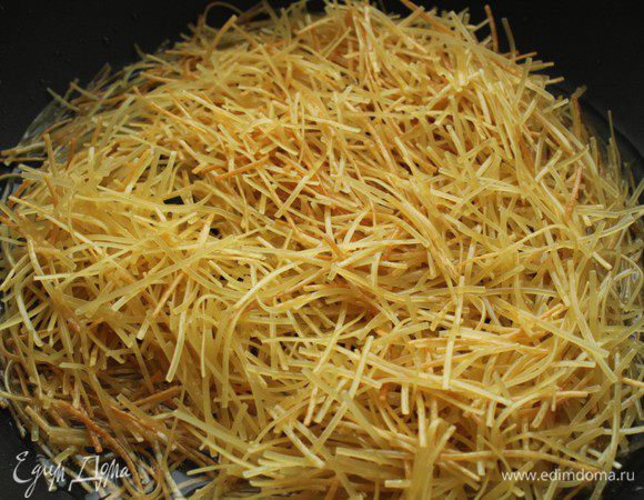 Положить в раскаленное масло вермишель и быстро обжарить до тех пор, пока  она не поменяет цвет. Переложить  на блюдо.