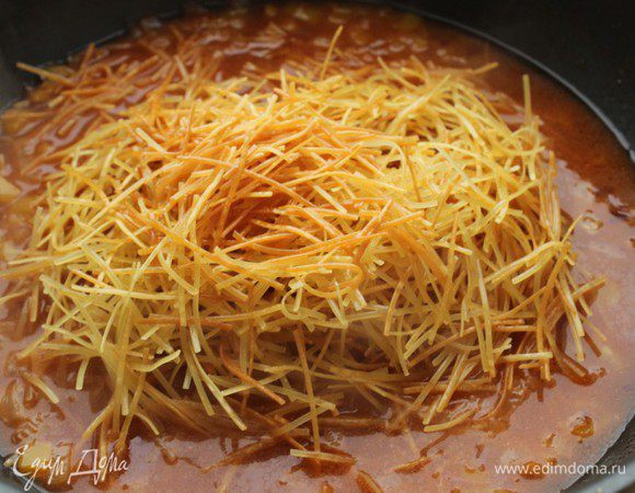 Влить бульон и сухое вино, выложить обжаренную вермишель, перемешать и варить 3-4 минуты.