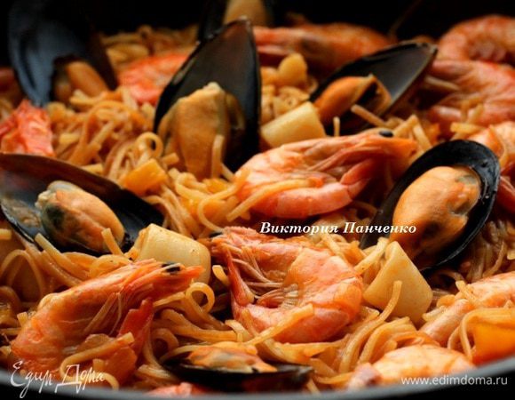 Убрать одну створку с раковин мидий и выложить полные створки в сковороду. Накрыть крышкой. Сверху положить полотенце и дать настояться 20 минут. 