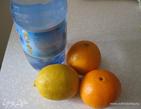 Моем фрукты. Чистим и разрезаем.