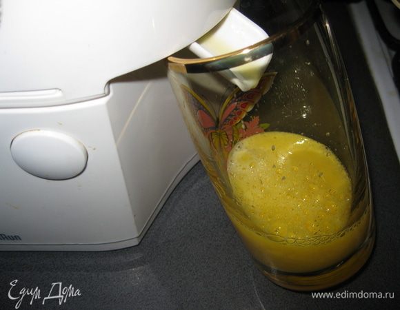 Делаем сок с помощью соковыжималки. Добавляем ложку сахара, мешаем. 
Соединяем с минеральной водой. Взбалтываем.
Готово!